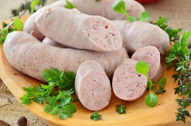 Najlepsze przepisy na kiełbasę białą surową, które zachwycą smakoszy Najlepsze przepisy na kiełbasę białą surową, które zachwycą smakoszy