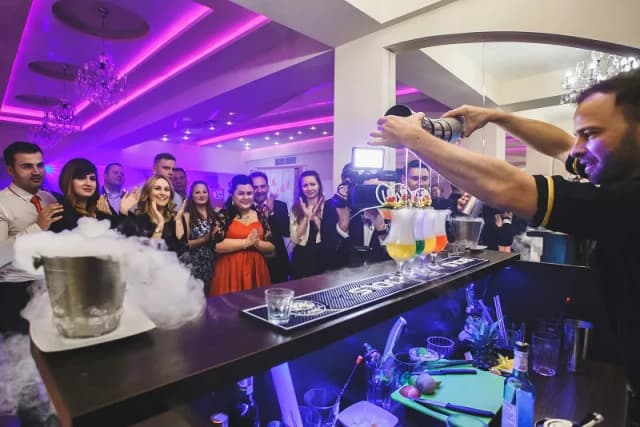 Ile zarabia barman na weselu? Zaskakujące fakty o wynagrodzeniach Ile zarabia barman na weselu? Zaskakujące fakty o wynagrodzeniach