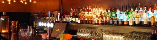 Ile zarabia przeciętny barman w Polsce? Zaskakujące fakty o wynagrodzeniach