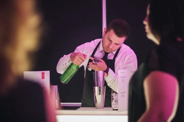 Ile zarabia barman na godzinę? Zaskakujące fakty o wynagrodzeniu