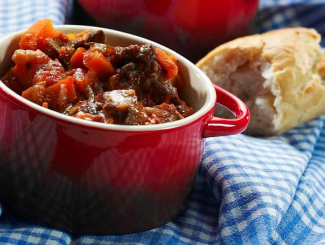 Jak długo można trzymać gulasz w lodówce, aby uniknąć zepsucia? Jak długo można trzymać gulasz w lodówce, aby uniknąć zepsucia?