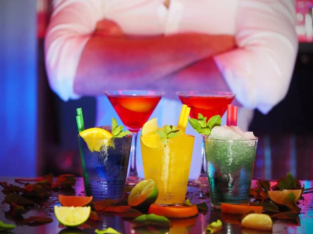 Ile zarabia barman w Turcji? Zaskakujące fakty o wynagrodzeniach