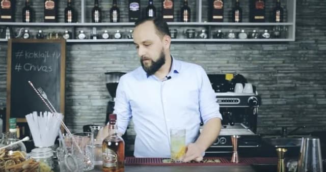 Ile zarabia barman po kursie? Zaskakujące różnice w wynagrodzeniach Ile zarabia barman po kursie? Zaskakujące różnice w wynagrodzeniach