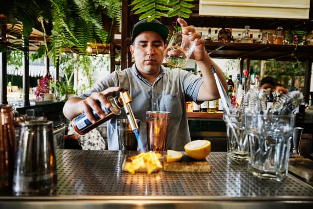 Ile zarabia barman w Kanadzie? Zaskakujące dane o wynagrodzeniach