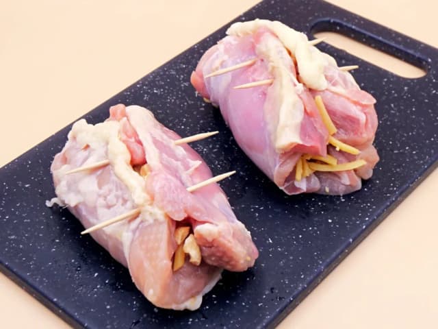 Co zrobić z udek kurczaka bez kości? Proste i pyszne przepisy Co zrobić z udek kurczaka bez kości? Proste i pyszne przepisy