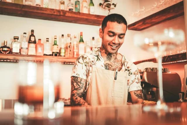 Ile zarabia barman w klubie? Zaskakujące różnice w wynagrodzeniach