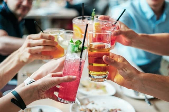Czy barman może pić w pracy? Zasady i konsekwencje picia alkoholu