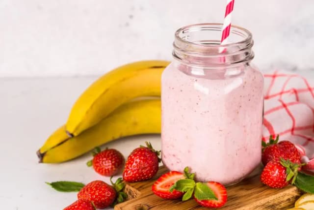 Koktajl truskawkowo-bananowy – prosty przepis na zdrowy napój