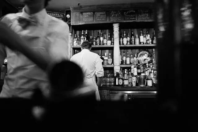 Ile zarabia barman w Anglii? Poznaj zaskakujące fakty o wynagrodzeniach