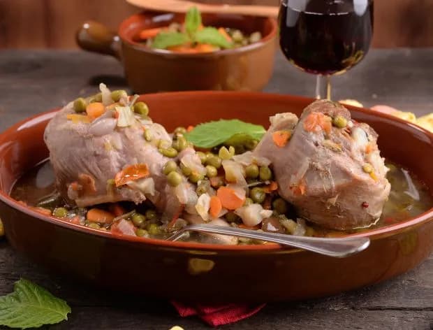 Jak długo piec udziec z indyka, by był soczysty i aromatyczny? Jak długo piec udziec z indyka, by był soczysty i aromatyczny?