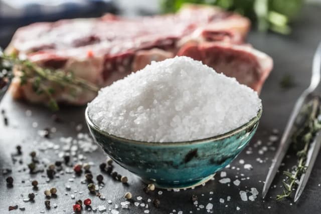 Ile soli na kg mięsa wieprzowego? Sprawdź, aby uniknąć błędów w peklowaniu Ile soli na kg mięsa wieprzowego? Sprawdź, aby uniknąć błędów w peklowaniu