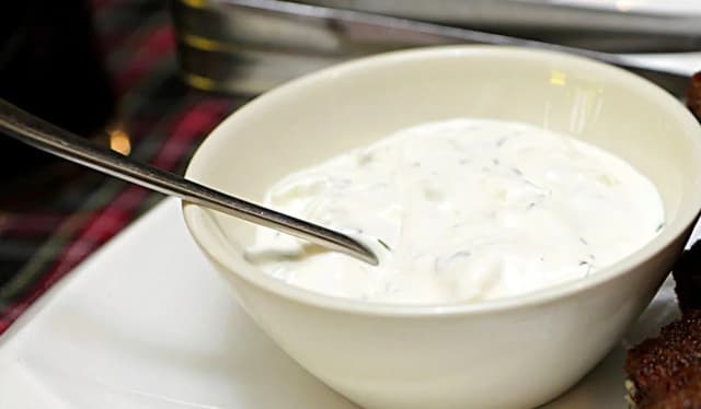 Sos czosnkowy jak z restauracji – idealny przepis na smakowitość