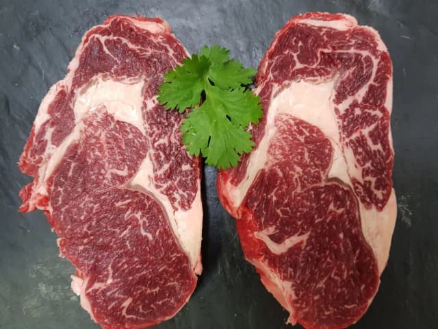 Wołowina marmurkowa: Jak wybrać najlepsze mięso i przygotować je idealnie Wołowina marmurkowa: Jak wybrać najlepsze mięso i przygotować je idealnie