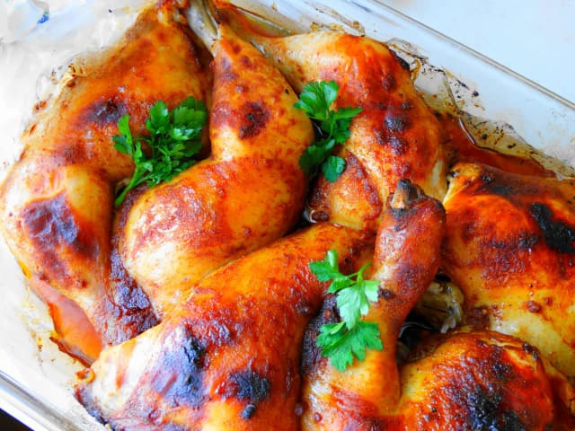 Ile się piecze udka w piekarniku, aby były soczyste i chrupiące? Ile się piecze udka w piekarniku, aby były soczyste i chrupiące?